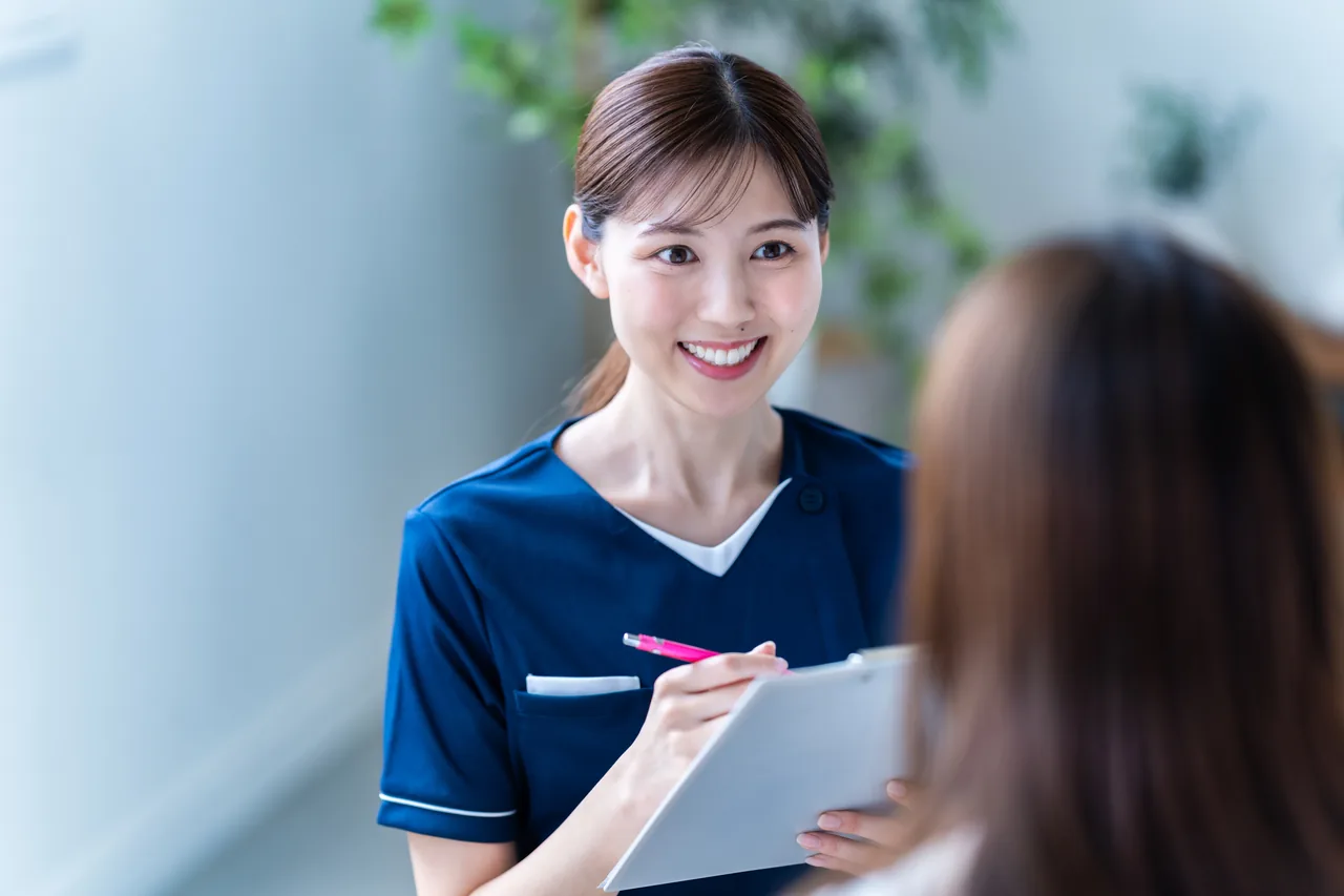 施術を受けてリラックスする女性