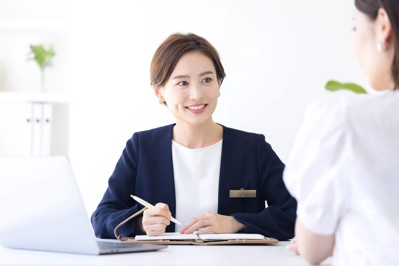 窓口で相談を受けるスタッフ