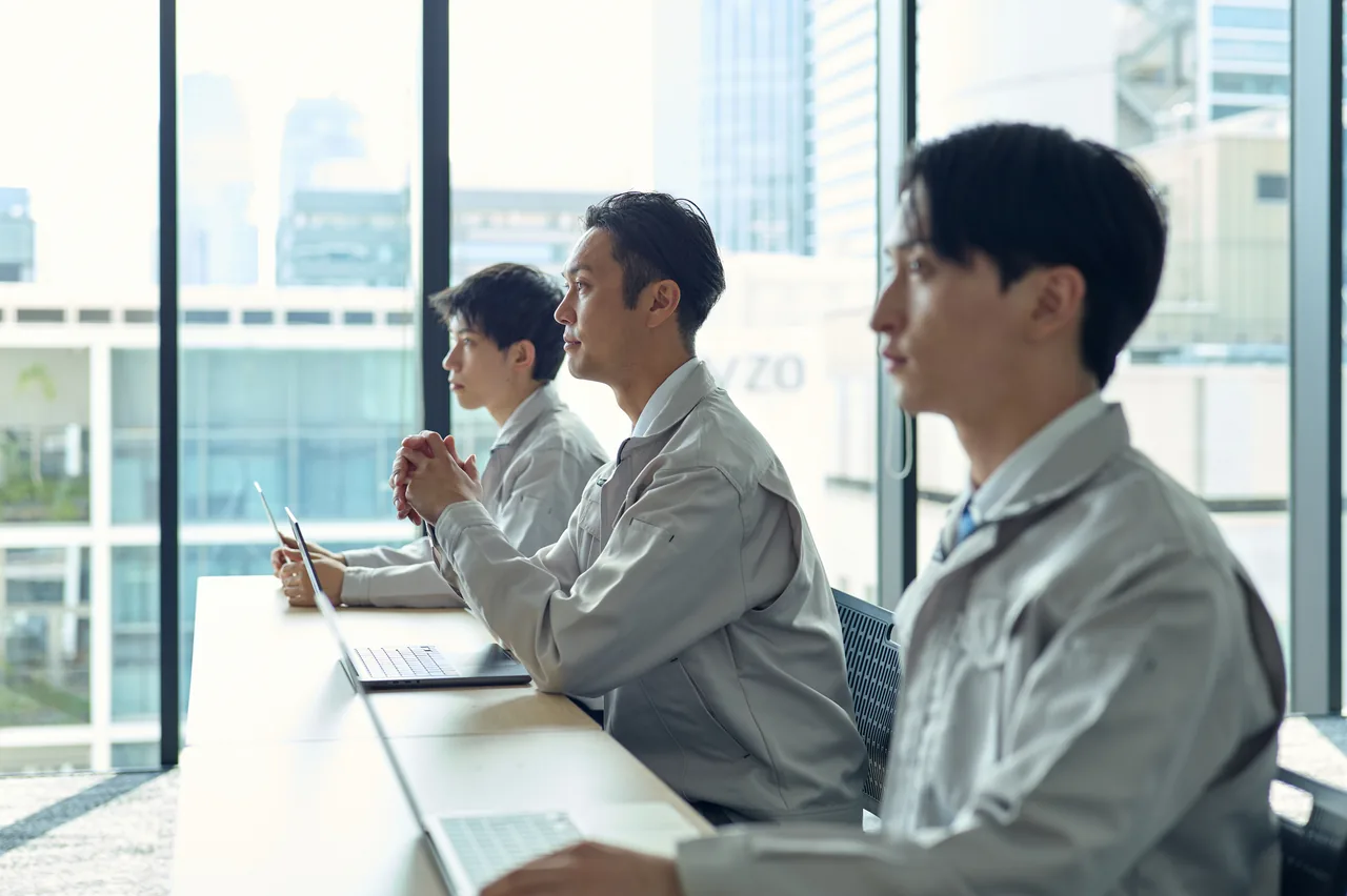 作業着で打ち合わせに臨む製造業の社員