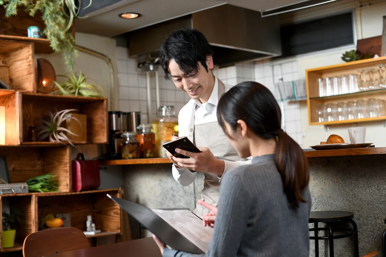 飲食店の店内と料理