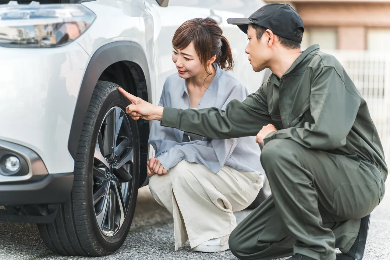 お客様に車の状態を説明する