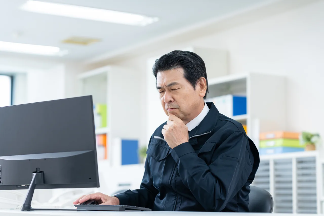パソコンに向かって作業を進める担当者