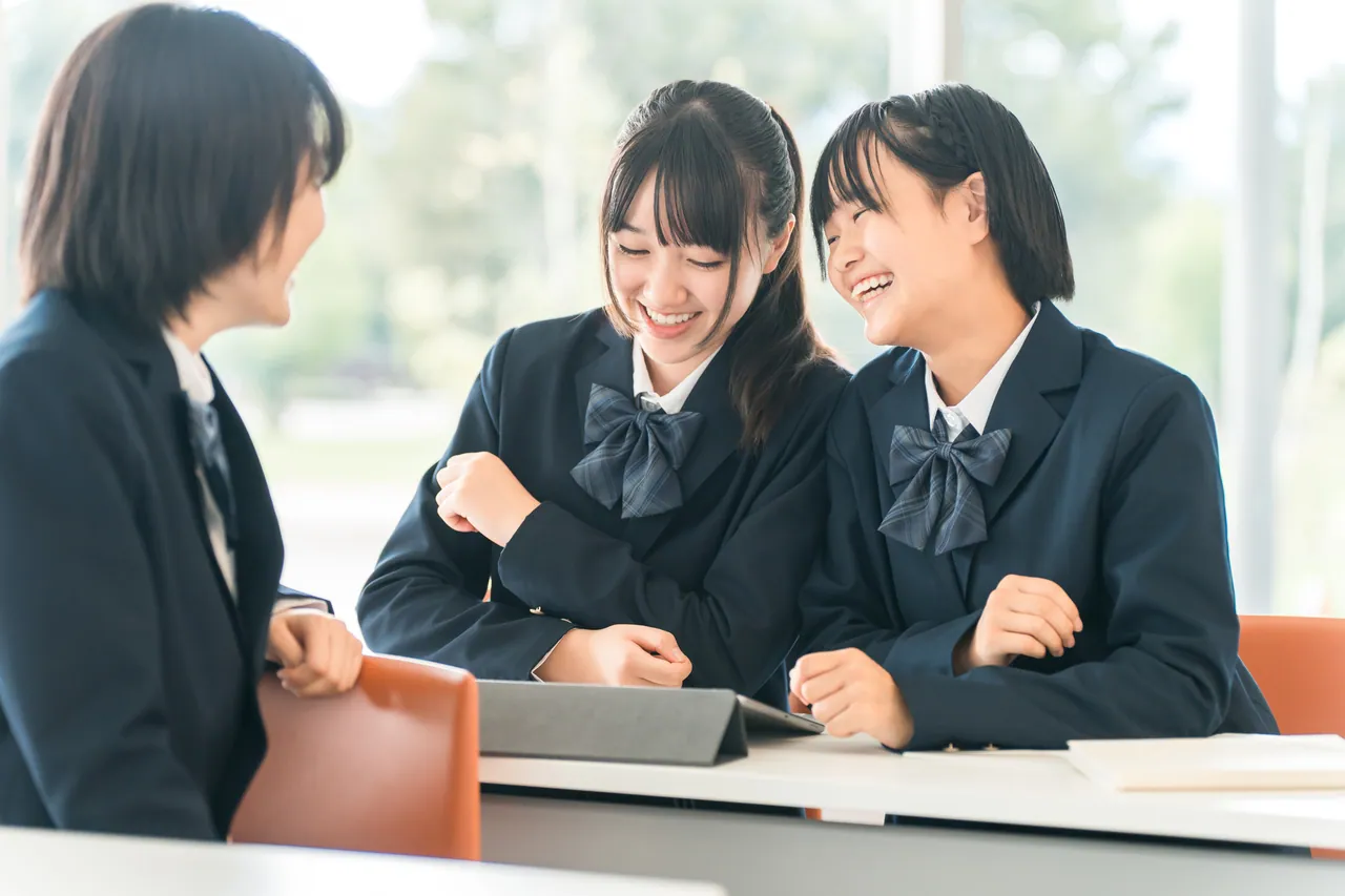 勉強に取り組む生徒