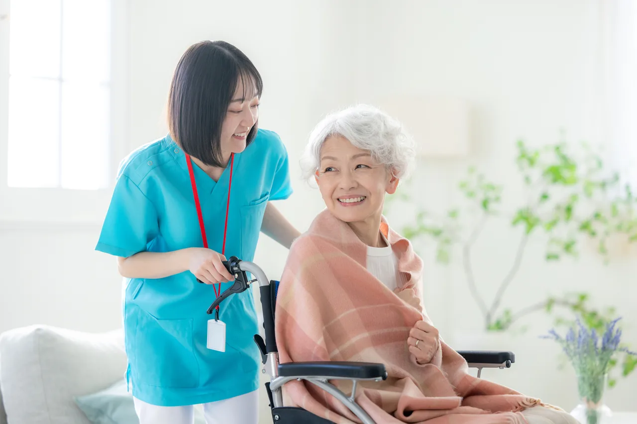 介護施設で利用者に寄り添う職員