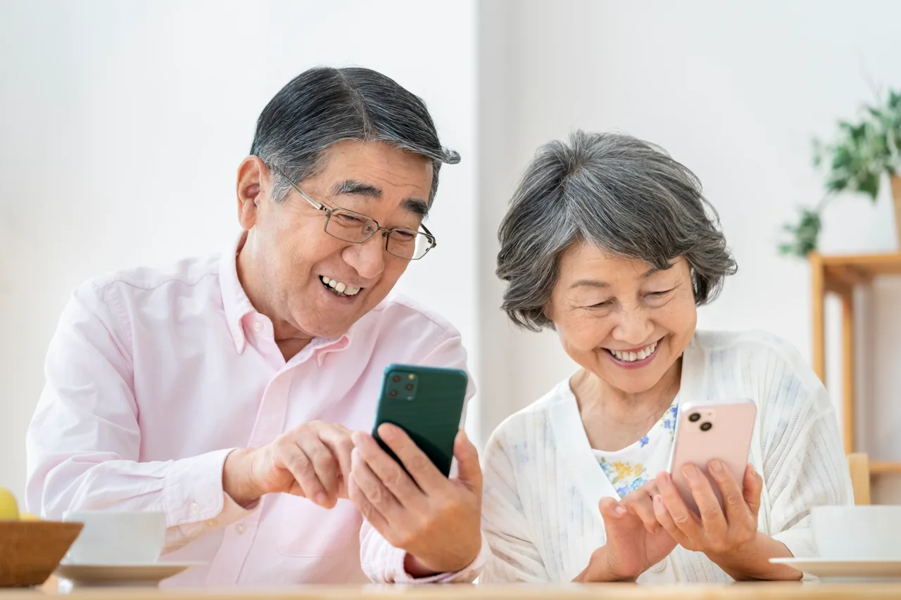 スマホで口コミを見る利用者