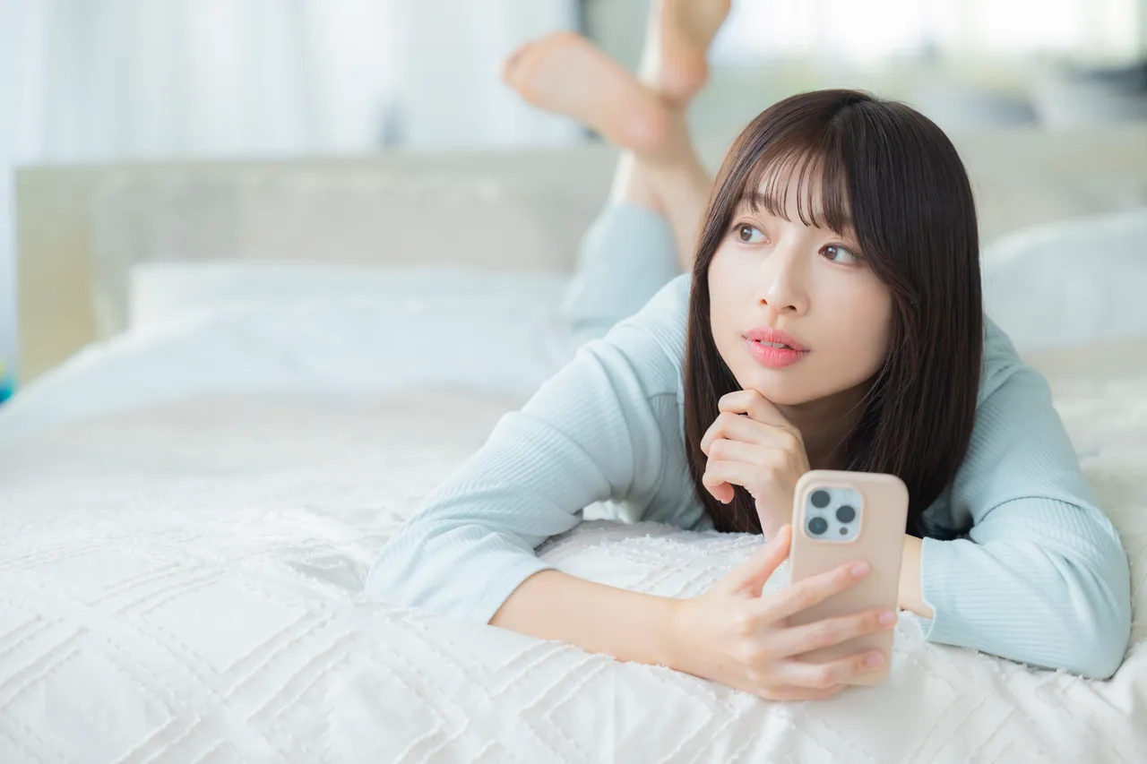 スマホでホームページを見るユーザー